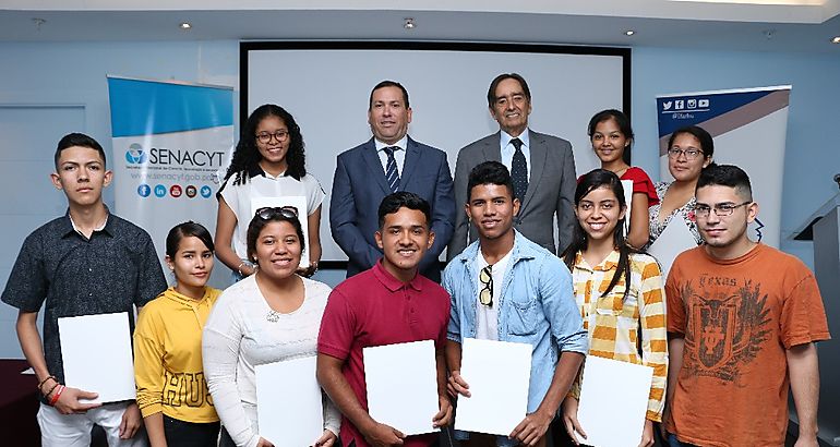 Estudiantes de centros oficiales se benefician con becas IFARHUSENACYT para cursar licenciaturas en el extranjero