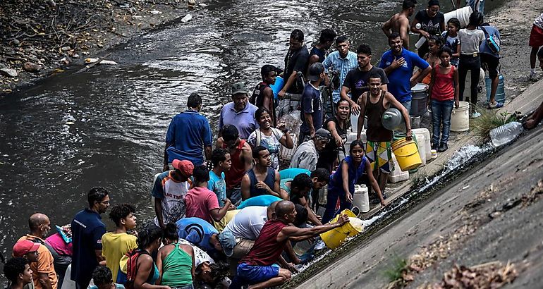 Residentes de Caracas recogen agua de la montaa 