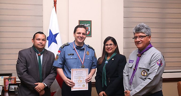 Scouts realizan reconocimiento al ministro de Gobierno 