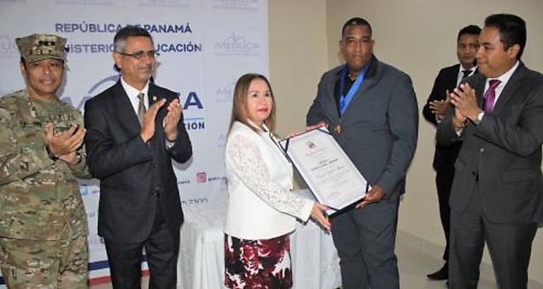 Teniente de la Polica Nacional recibe la Medalla Jos Daniel Crespo