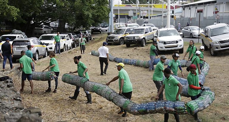 Privados de libertad continan trabajando en la instalacin de barreras en ros de la capital