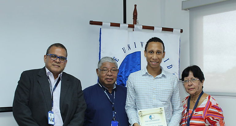 ISAE Universidad entrega pergamino de reconocimiento al Licdo Jaiko Aquilino Jimnez