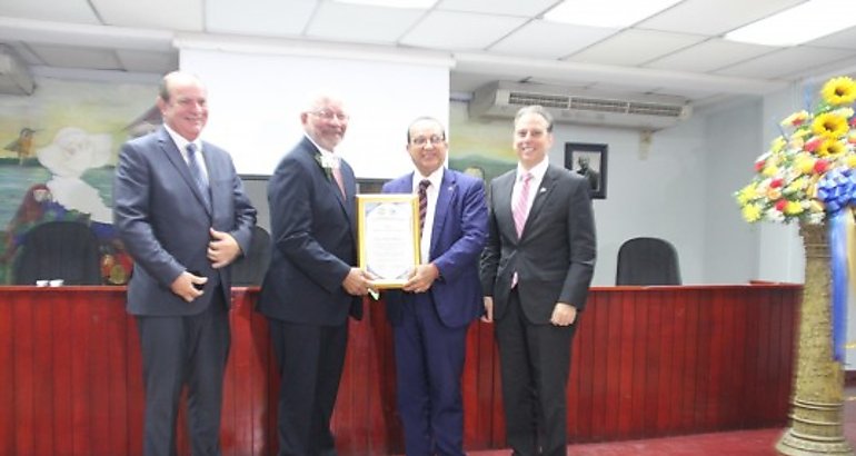 Universidad de Panam reconoce trayectoria del profesor Luis Navas Pjaro