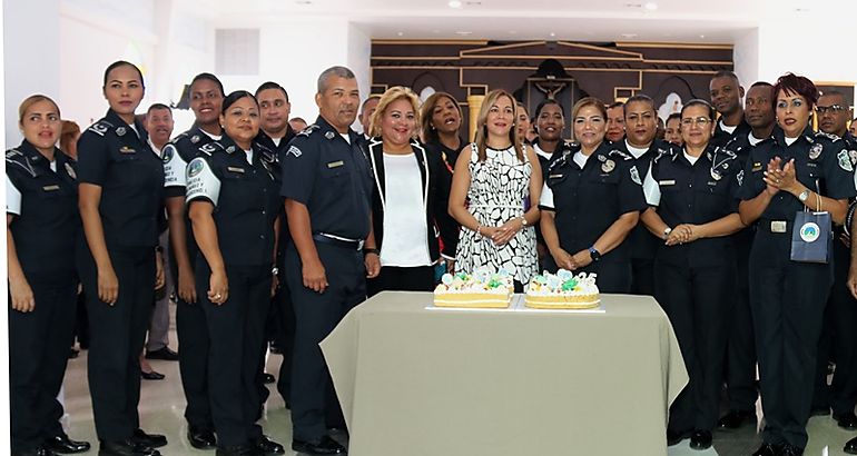 La Polica de Panam celebre 25 aos apoyando la niez