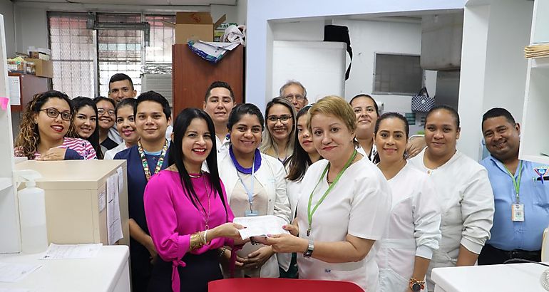 Personal del Servicio de Farmacia realiza donacin al Hospital del Nio 