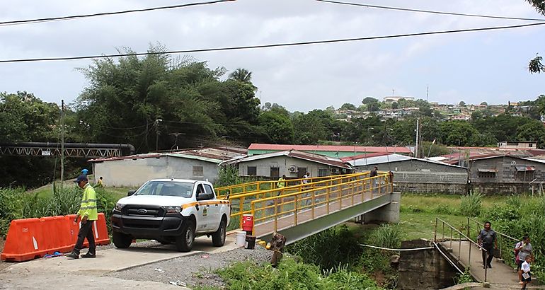 puente peatonal en Samaria