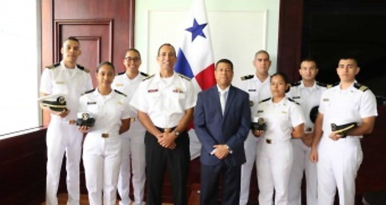 Superintendente de la Academia Martima de Texas vista la UMIP