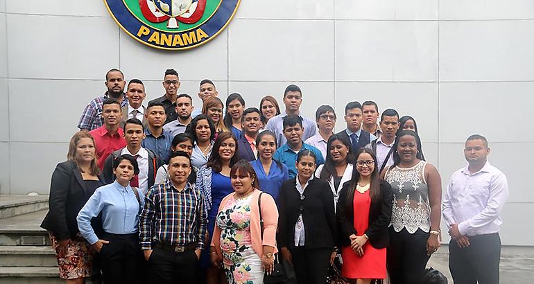 Estudiantes de la Latina vistan la Asamblea Nacional