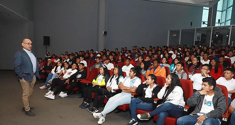 Estudiantes verageses visitan la Asamblea Nacional