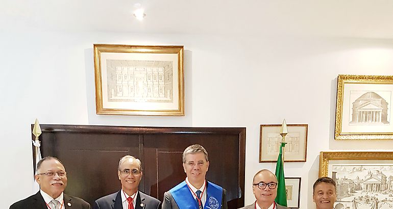 El embajador de Italia SE Massimo Ambrosetti es recibido como miembro del consejo rector de Honor de la Sociedad de Estudios Internacionales