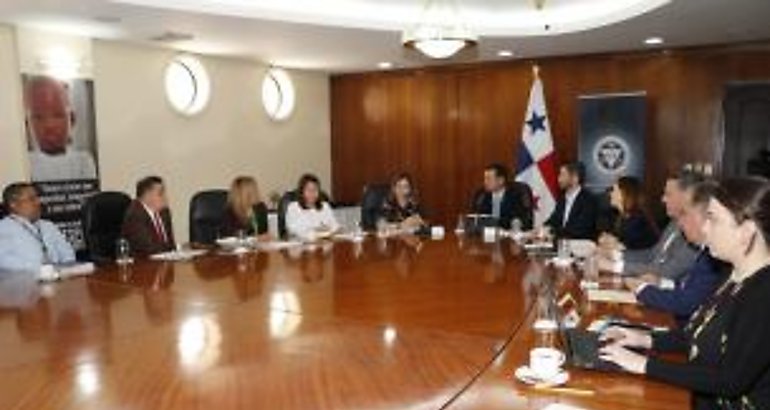 Ministra Turner expone modificacin de ley de medicamentos ante la Cmara de Comercio