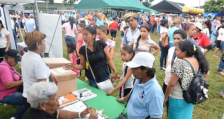 Gobierno entrega a familias de Ciricito Arriba sus ttulos de propiedad