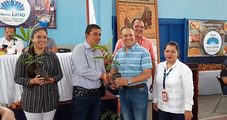 MiAMBIENTE entrega plantones y libros de temtica ambiental a comunidades de Renacimiento 