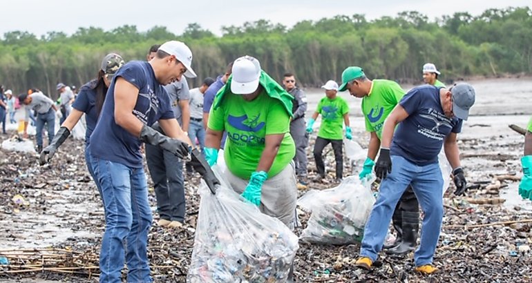 Privados de libertad de La Joyita y La Nueva Joya participan en limpieza de playas en Juan Daz