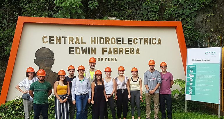 Estudiantes del Worcester Polytechnic Institute visitan la Central Hidroelctrica Fortuna