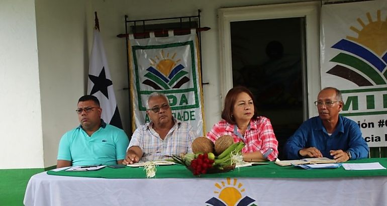 Secretaria general del MIDA atiende inquietudes de productores colonenses