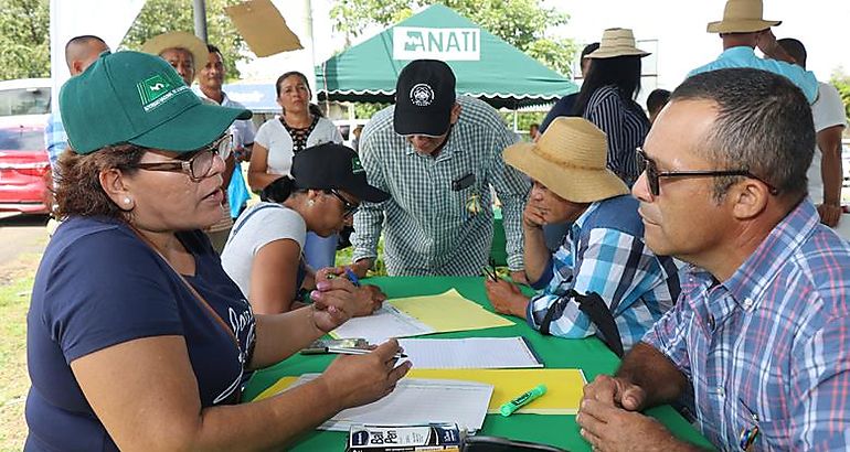 20 familias y una iglesia en Tort al recibir sus escrituras