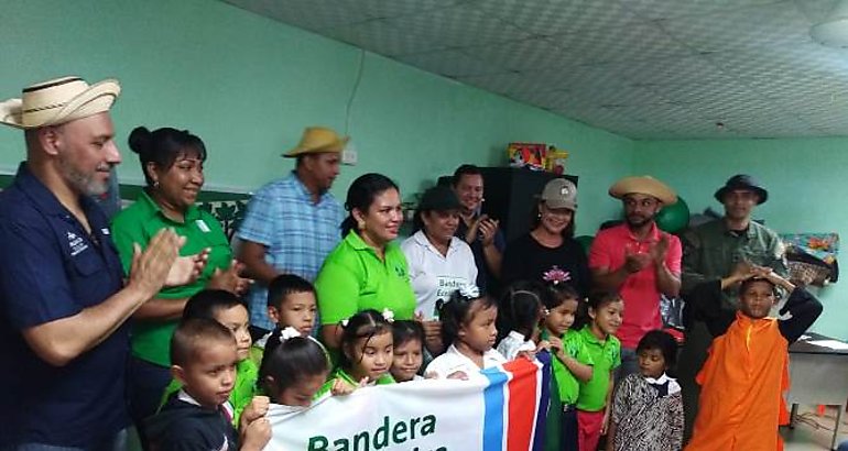 El Centro Educativo Bsico General El Espav de Chame recibe galardn del Programa Bandera Ecolgica 