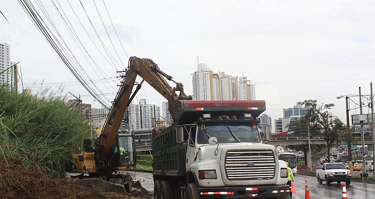 El MOP despejo escombros por deslizamiento en la va Centenario