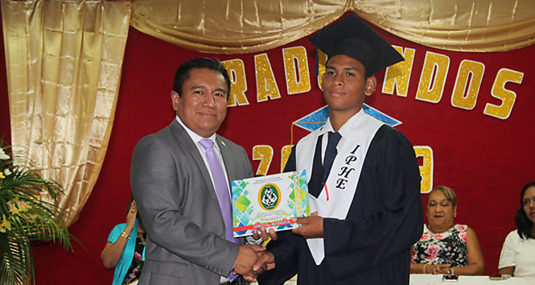 Estudiantes del IPHE de Antn reciben sus certificados de graduacin 