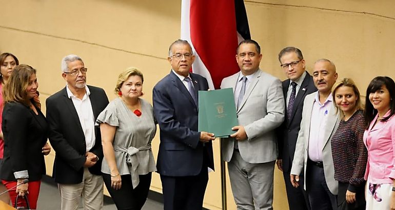 Valderrama presenta dos proyectos de ley ante pleno de la Asamblea Nacional