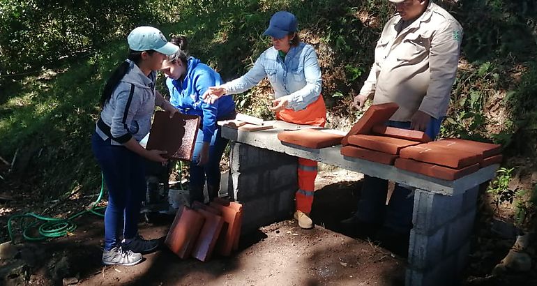 En el Parque Nacional Volcn Bar construyen estufa ecolgica