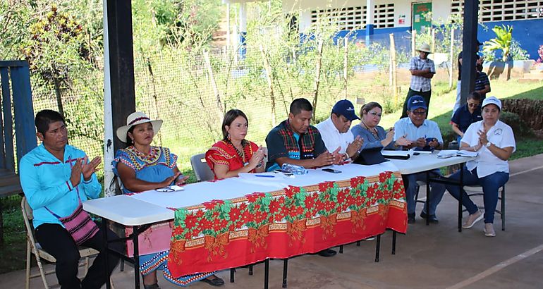 Ministra de Educacin se rene con comunidad educativa de Potrero de Caa