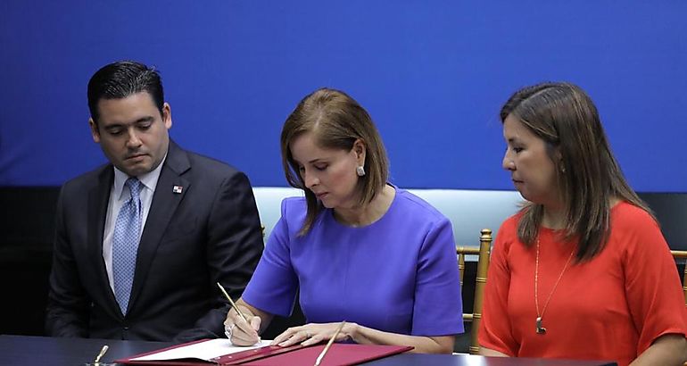 Jos Gabriel Carrizo Jan y la directora de la Oficina Nacional de la Organizacin de Estados Iberoamericanos para la Educacin la Ciencia y la Cultura OEI Melissa Wong Sagel