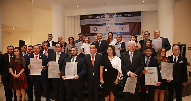 Colegio Nacional de Abogados rindio reconocimiento a expresidentes