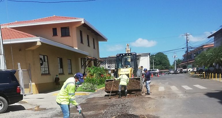 IDAAN realiza trabajos en calles de Santiago