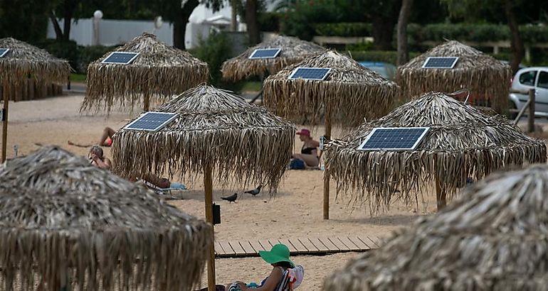 Sombrillas con sistema de paneles solares y puertos USB 