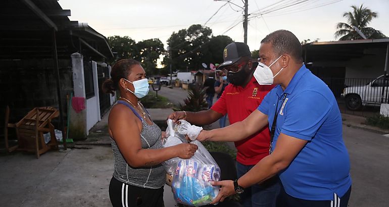 Ayuda a familias por inundaciones