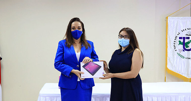 Entrega de tablets a estudiantes UTP  SENACYT