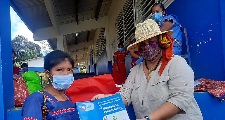 Estudiantes de reas de difcil acceso pertenecientes a la Extensin de Chiriqu reciben insumos escolares y alimentos