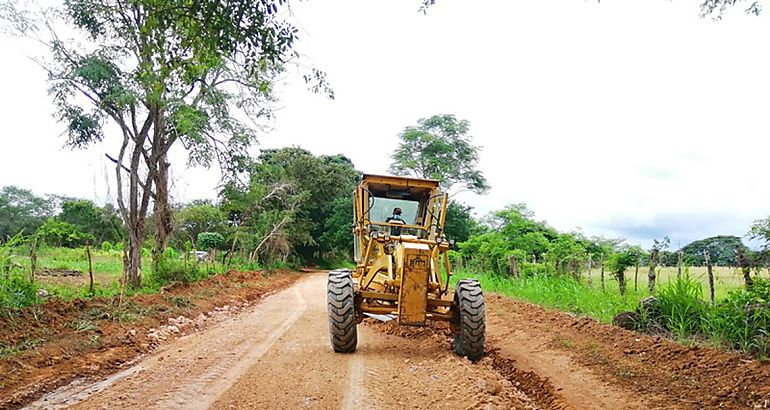 Mejoran caminos en diferentes comunidades de la provincia de Herrera