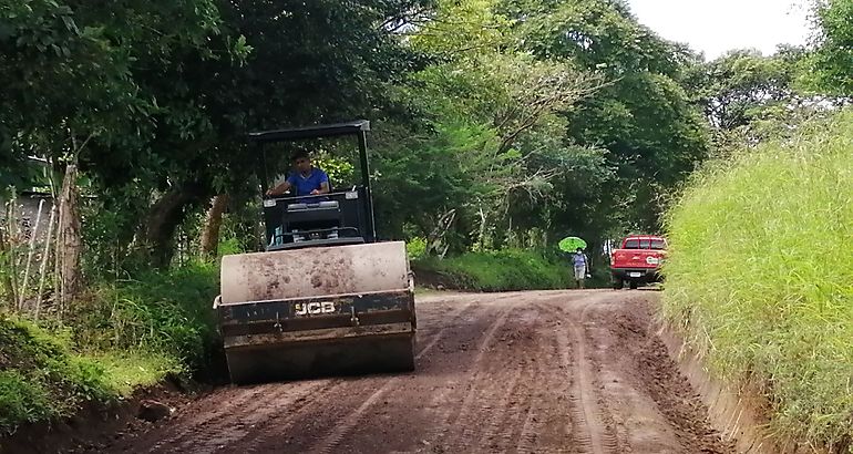 Equipo del MOP mejora el camino de La Cabuya en Oc Cabecera