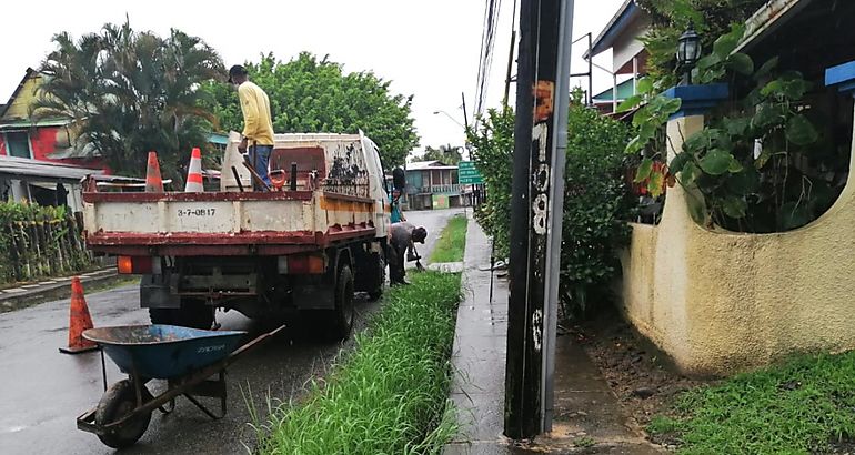 Jornada de limpieza de cunetas en Isla Coln Bocas del Toro