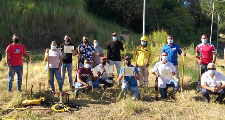 Bomberos forma sobre incendios de masa vegetal en San Miguelito