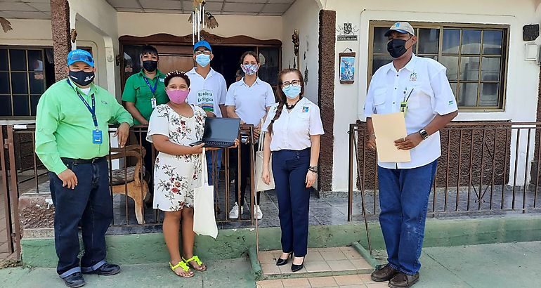 Estudiantes herreranos son premiados con equipos de computadora y tabletas por MiAMBIENTE