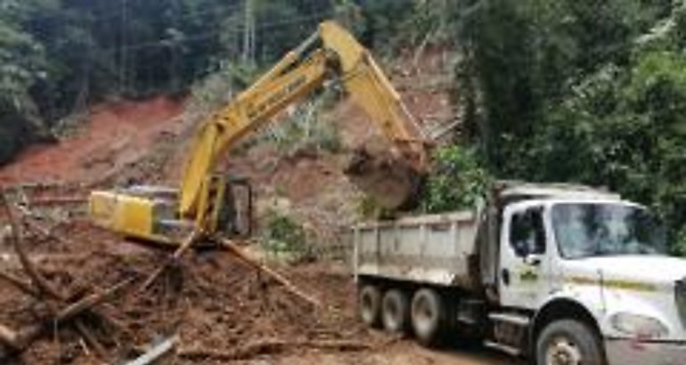 Equipo del MOP trabaja en el despeje vas afectadas por las lluvias en Bocas del Toro 