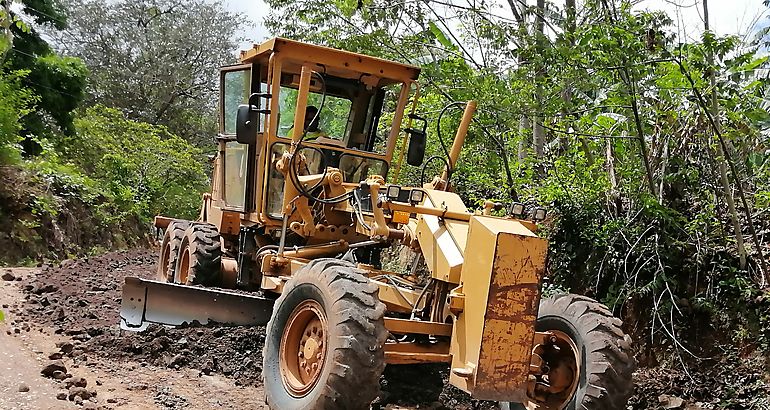 Equipo del MOP mejora caminos en el corregimiento El Tijera de Oc 