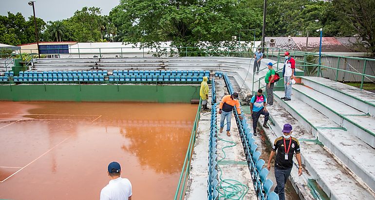 Pandeportes trabaja en las canchas de tenis Fred Maduro