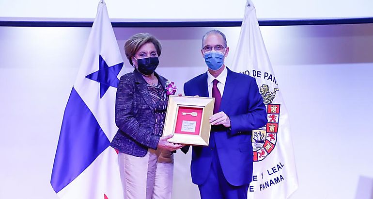 Alcalda de Panam distingui a Mayn Correa por sus notables mritos