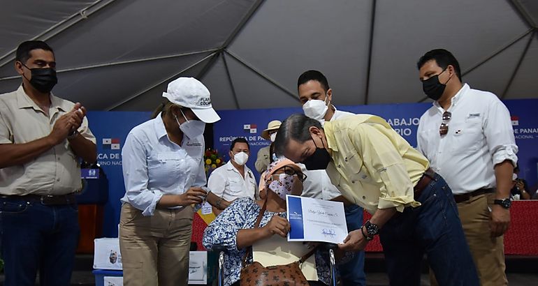 Presidente Cortizo Cohen entrega nuevos hogares a familias herreranas