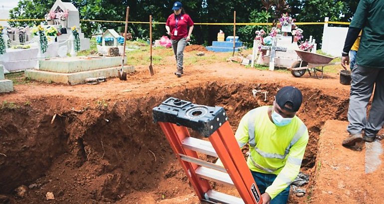 Trasladan restos de vctimas de la invasin de 1989 encontrados en cementerio de Coln