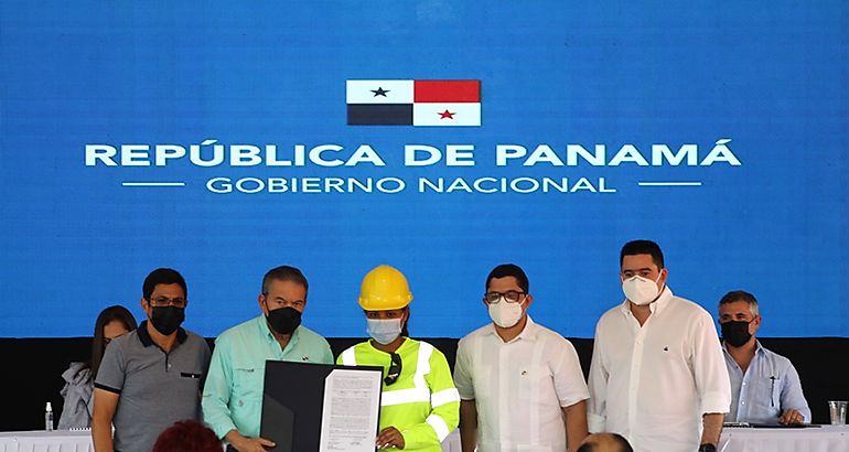 Primera palada de la carretera AutopistaPuerto de Vacamonte