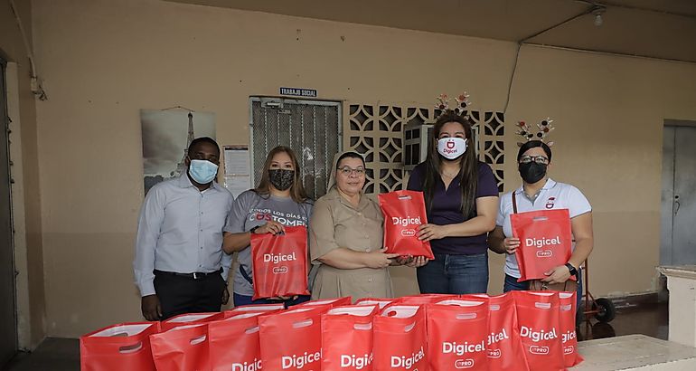 Digicel comparti jornada navidea con abuelos del Hogar Bolvar