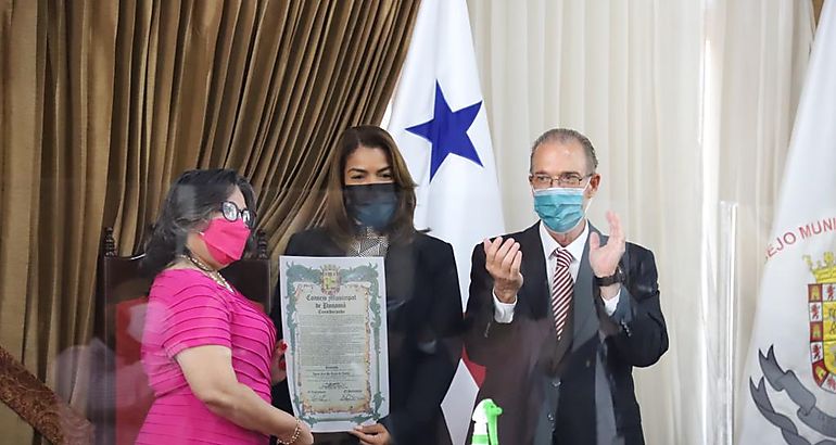 Profesora Agnes Iris De Len de Cotes recibe la Orden Municipal Octavio Mndez Pereira