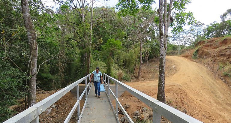 puente peatonal metlico en Los Negros de Oc