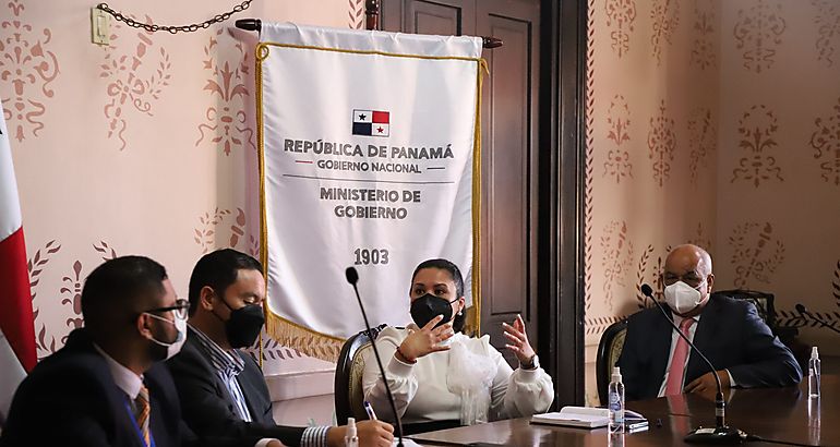 Defensora presente en junta interinstitucional para reformar la Ley que rige Jueces de Paz